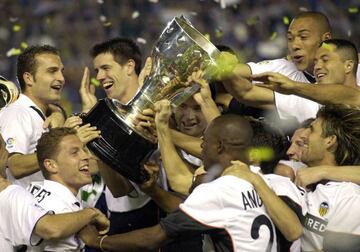 La plantilla celebra el título de Liga 2001-02 en Mestalla.