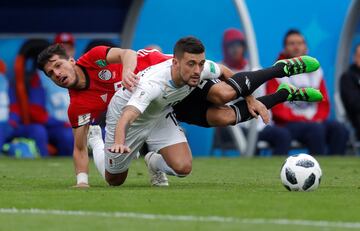 Tarek Hamed y Giorgian De Arrascaeta.