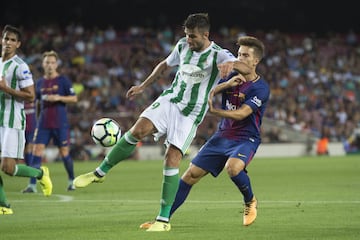 7 partidos con el Betis y 110 con el Valencia. Es su primera temporada en el Betis. En el Valencia estuvo cinco temporadas en las que marcó un gol.
