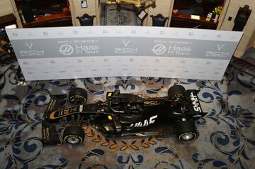 El Royal Automobile Club fue el lugar elegido para la presentación del nuevo monoplaza de la escudería Haas F1 Team que tendrá de pilotos a Grosjean y Magnussen. 