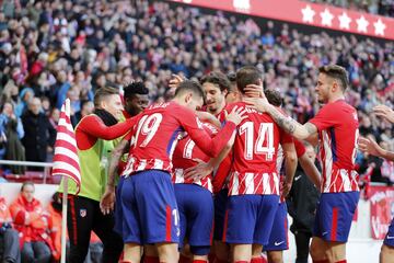 Los jugadores celebran el 2-0 de Vitolo. 