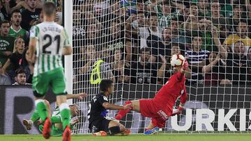 'Pichu' Cuéllar detiene un balón a Joaquín durante el partido de Liga Santander entre el Betis y el Leganés en el Benito Villamarín.