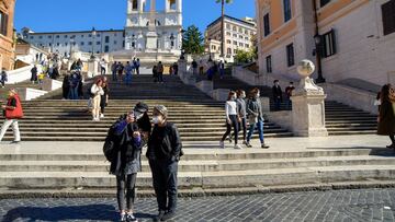 Turistas con mascarilla en la Plaza de España de Roma