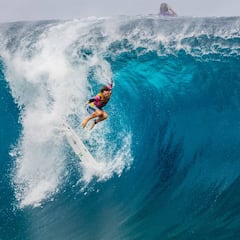Teahupoo se crece y se convierte en una carnicería que no deja surfista con cabeza