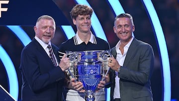 Turin (Italy), 11/11/2024.- Andrea Gaudenzi (R), president ATP and German former tennis player Boris Becker (L) hand over to Jannik Sinner of Italy the trophy as best ranking ATP player in 2024 at the Nitto ATP Finals in Turin, Italy, 11 November 2024. (Tenis, Italia) EFE/EPA/ALESSANDRO DI MARCO
