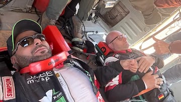 Al Rajhi, ganador del Dakar, y su copiloto Timo Gottschalk de camino al hospital tras un accidente en la Baja Jordania.