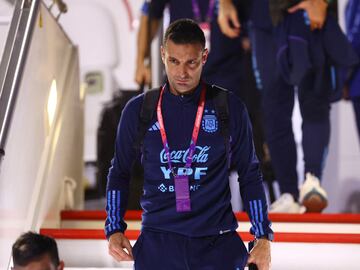 Soccer Football - FIFA World Cup Qatar 2022 Arrival - Argentina team arrives in Doha - Hamad International Airport, Doha, Qatar - November 17, 2022 Argentina coach Lionel Scaloni arrives in Doha for the FIFA World Cup Qatar 2022 REUTERS/Hannah Mckay