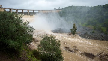 La presa del Gergal aliviando el 11 de febrero de 2026: un recordatorio visual de que, sin estos muros, los 1.639 hm³ ganados en Andalucía esta semana tras el paso de 'Leonardo' y 'Marta' habrían pasado de bendición a desastre.
