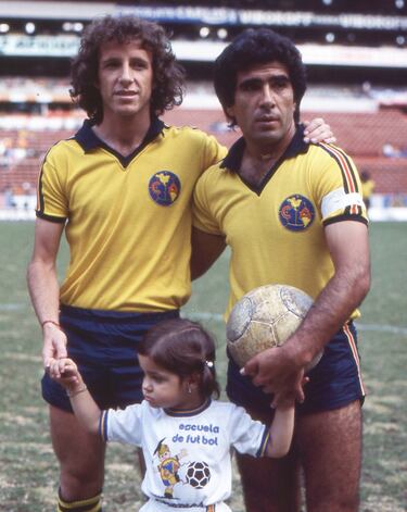 Jugó en la temporada 1978-79 con el América. Para 1995 volvió a México con el Atlético Yucatán.
