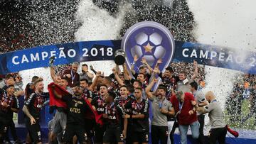 Soccer Football - Copa Sudamericana Final Second Leg - Atletico Paranaense v Junior - Arena da Baixada, Curitiba, Brazil - December 12, 2018    Atletico Paranaense players celebrate with the trophy after winning the Copa Sudamericana    REUTERS/Rodolfo Bu