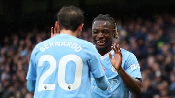 Manchester (United Kingdom), 04/11/2023.- Jeremy Doku (R) and Bernado Silva (L) of Manchester City celebrate during the English Premier League soccer match between Manchester City and AFC Bournemouth, in Manchester, Britain, 04 November 2023. (Reino Unido) EFE/EPA/ASH ALLEN No use with unauthorized audio, video, data, fixture lists, club/league logos, 'live' services' or as NFTs. Online in-match use limited to 120 images, no video emulation. No use in betting, games or single club/league/player publications.
