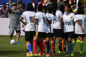 Maradona visita una escuela en la India