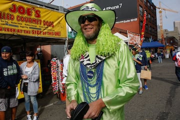 Esta simpática vidente gitana dejó por un momento su carromato y su bola de cristal y fue ufana a ver al equipo de sus amores, los Seahawks, contra los San Francisco 49ers. Claro, iba así de tranquila y sonriente porque ya había predicho su victoria.