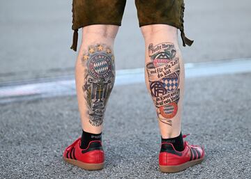 Curioso tatuaje de un aficionado del Bayern de Múnich en los alrededores del Allianz Arena.