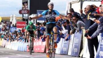 Delio Fern&aacute;ndez cruza la meta en la llegada a la Serra do Larouco en la segunda etapa de la Vuelta a Portugal
