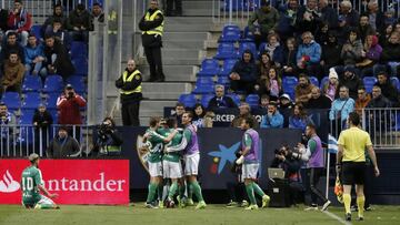 Los jugadores béticos celebran la última victoria en La Rosaleda.
