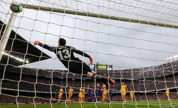 El Atlético visitó el Camp Nou a 4 puntos del Barcelona, líder en ese momento. Leo Messi sentenció al conjunto rojiblanco con un magistral golpeo en una falta directa al que Oblak no pudo llegar y encarriló el 25º título liguero para los blaugrana.