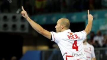 El extremo de la selección española Albert Rocas celebra un gol ante Hungría durante el partido correspondiente a la cuarta jornada del Mundial de balonmano España 2013, grupo D, disputado hoy en la Caja Mágica de Madrid.