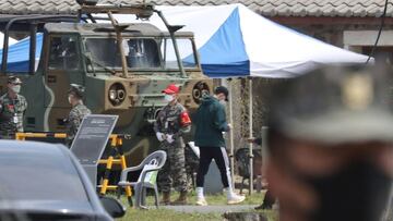 Son Heung-min llega al campamento militar de la isla de Jeju, en Corea del Sur, para cumplir con su periodo militar.