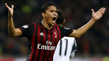 Carlos Bacca le gana el duelo a Cuadrado en el San Siro