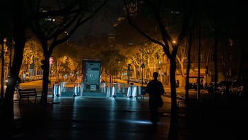 Calles a oscuras durante el apagón, a 28 de abril de 2025, en Barcelona, Catalunya (España). Un apagón eléctrico ha asolado España, Portugal y parte de Francia a las 12.30h. de la mañana. Sin saber aún las causas concretas del apagón, poco a poco se recupera el suministro eléctrico en todas las regiones de la Península Ibérica. Algunas ciudades y municipios han estado más de 12 horas sin luz, y otras zonas aún no la han recuperado.
29 ABRIL 2025
Alberto Paredes / Europa Press
29/04/2025