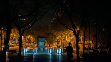 Calles a oscuras durante el apagón, a 28 de abril de 2025, en Barcelona, Catalunya (España). Un apagón eléctrico ha asolado España, Portugal y parte de Francia a las 12.30h. de la mañana. Sin saber aún las causas concretas del apagón, poco a poco se recupera el suministro eléctrico en todas las regiones de la Península Ibérica. Algunas ciudades y municipios han estado más de 12 horas sin luz, y otras zonas aún no la han recuperado.
29 ABRIL 2025
Alberto Paredes / Europa Press
29/04/2025