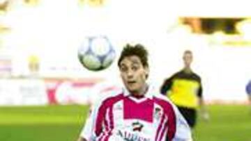 RAÚL. No se apellida González Blanco, pero el punta del Almería logró un hat-trick que sirvió para derrotar al líder Motril.