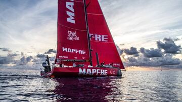 El 'Mapfre' casi parado en las calmas del Pacifico Sur.