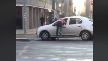 Insólito: joven arrancó de Carabineros y se lanzó por la ventana de otro auto