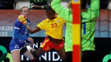 Una jugadora de Camer&uacute;n lanza una bola durante un partido en el Mundial de Balonmano Femenino de Espa&ntilde;a 2021.