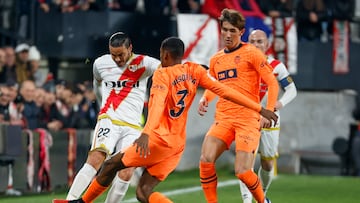 MADRID, 19/12/2023.- El delantero del Rayo Vallecano Raúl de Tomás (i) pelea un balón con el defensa del Valencia Cristian Mosquera (c) durante el partido de LaLiga que se disputa este martes en el estadio de Vallecas. EFE/ Javier Lizón
