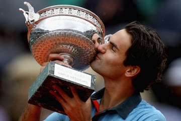 Después de tres derrotas ante Rafael Nadal en las finales de Roland Garros, en 2009 "Su Majestad" consiguió su primera corona del Abierto Francés al imponerse en tres sets al sueco Robin Soderling, quien le había allanado el camino al eliminar a Nadal previamente. Así, Federer consiguió el único Grand Slam que le faltaba ganar.