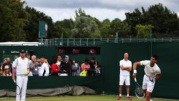 Novak Djokovic hizo ayer un &uacute;ltimo ensayo, rodeado de p&uacute;blico y ante la atenta mirada de Boris Becker (izda.), el excampe&oacute;n que ahora gu&iacute;a sus pasos.