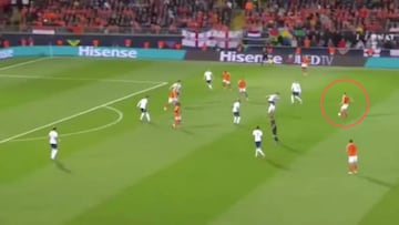 Fue el MVP por algo: De Jong parando el tiempo y haciendo que los ingleses vieran a Xavi