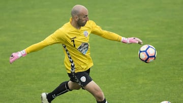 José Juan, portero del Lugo, efectuando un saque de portería.