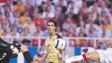 <b>DECEPCIÓN. </b>El Sevilla se topó con la defensa malaguista y con Arnau en su intento por clasificarse para la Liga de Campeones.