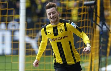 Soccer Football - Borussia Dortmund vs Eintracht Frankfurt - Bundesliga - Signal Iduna Park, Dortmund, Germany - 15/4/17 Borussia Dortmund's Marco Reus celebrates scoring their first goal