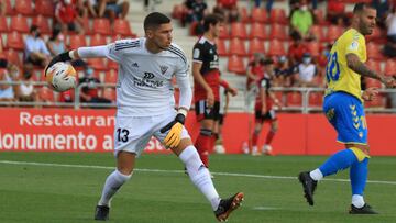 Lizoain inicia jugada en el choque ante Las Palmas.