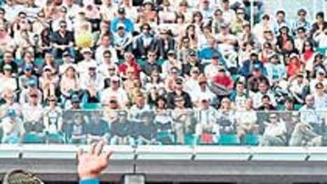 <b>TIRÓ CON BALA. </b>Nadal se mostró seguro con su saque y sólo cedió dos breaks.