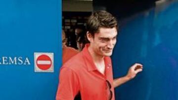 <b>LA ÚLTIMA PUERTA. </b>Albert Riera abandonó así la sala de prensa de Sant Adrià. Fue la última vez en que su figura empujó la cancela de salida del Espanyol.