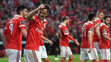 Jonas, celebrando un gol durante el partido contra el Vitoria Guimaraes.