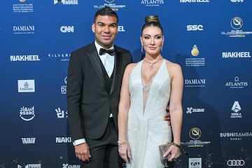 El defensa brasileño del Manchester United, Casemiro, y su esposa posan a su llegada a la ceremonia de los premios Globe Soccer Awards en Dubai.