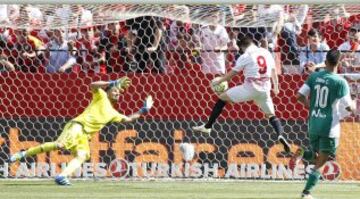 Gameiro marca el primero del Sevilla.