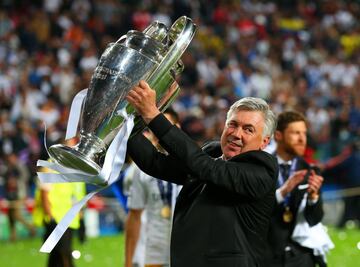 El técnico de Reggiolo volverá a sentarse en el banquillo del Real Madrid, como ya hiciera entre 2013 y 2015. Llegó para suplir a Mourinho y en su primera campaña logró conquistar la Champions tras 12 años de espera y la Copa, un trofeo que el Madrid no levantaba desde 1993. Posteriormente ganó la Supercopa de Europa (ante el Sevilla) y el Mundial de Clubes en Marrakech. Ahora regresa con la idea de reconquistar el título de Liga. 