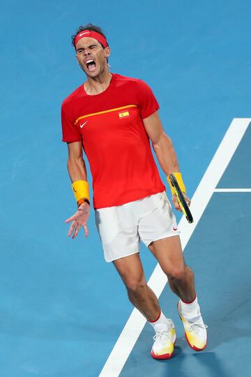 Novak Djokovic igualó la final de la Copa del Mundo ATP entre España y Serbia al derrotar a Nadal por 6-2 y 7-6(4), en 1 hora y 55 minutos.