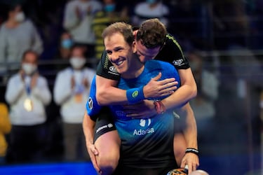 Argentino nacionalizado español, por algo le apodaron 'El Galleguito', llegó a ganar 23 torneos consecutivos junto a Fernando Belasteguín, dupla que permaneció invicta un año y nueve meses y fue número uno del ranking durante 13 años. Díaz fue además campeón del mundo múltiples veces. Se va con 48 años.