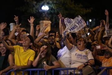 Los seguidores se reunieron en la Plaza de Cibeles para celebrar la decimocuarta Champions League del Real Madrid.