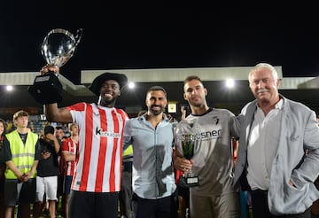 Iñaki Williams, con el trofeo de campeón ante Balenziaga y Unai García.