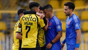 Futbol, Coquimbo Unido vs Universidad de Chile.
Fecha 14, Liga de Primera 2025.
El jugador de Universidad de Chile Nicolas Guerra, derecha, encara a los jugadores de Coquimbo Unido tras un partido de primera division realizado en el estadio Francisco Sanchez Rumoroso de Coquimbo, Chile.
15/06/2025
Andres Pina/Photosport
Football, Coquimbo Unido vs Universidad de Chile.
14th turn, 2025 First division League.
Universidad de Chile’s player Nicolas Guerra, right, faces off Coquimbo Unido’s players after a first division match at the Francisco Sanchez Rumoroso stadium in Coquimbo, Chile.
15/06/2025
Andres Pina/Photosport