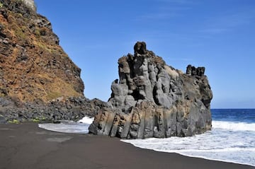 De fácil acceso desde el Puerto de la Cruz, la playa de El Bollullo es una de las más impresionantes de la isla. Sus aguas cristalinas y su fina arena negra de origen volcánico hacen que este lugar sea una visita obligada para todos aquellos que visitan Tenerife. Es una playa prácticamente salvaje que pertenece al municipio de La Oratava.  